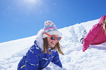 Mädchen spielt im Schnee, Chamonix, Frankreich - CUF31287