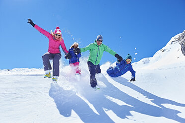 Familie spielt im Schnee, Chamonix, Frankreich - CUF31288