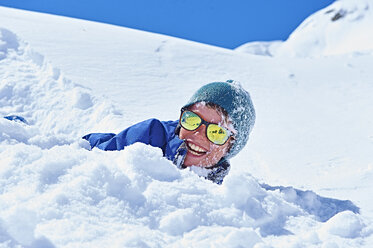 Junge spielt im Schnee, Chamonix, Frankreich - CUF31289