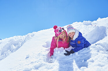 Mutter und Tochter spielen im Schnee, Chamonix, Frankreich - CUF31290