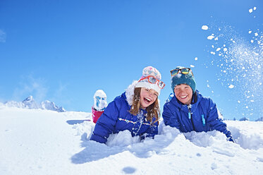 Geschwister spielen im Schnee, Chamonix, Frankreich - CUF31294