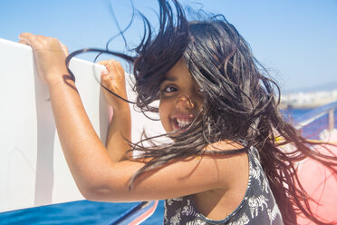 Niedliches Mädchen mit zerzaustem Haar auf Bootsfahrt, Tarifa, Spanien - CUF31343