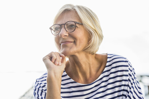 Porträt einer lächelnden älteren Frau im Freien, lizenzfreies Stockfoto