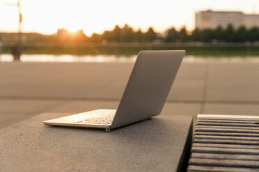 Laptop-Outdors bei Sonnenuntergang - FMKF05173