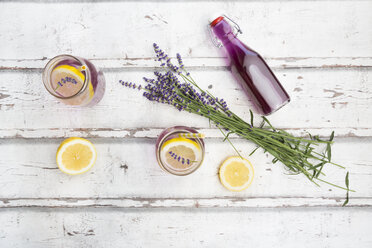 Hausgemachte Lavendel-Limonade mit Zitrone, Lavendelsirup - LVF07088