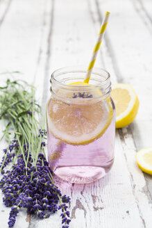 Selbstgemachte Lavendel-Limonade mit Zitrone - LVF07091