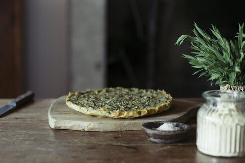 Hausgemachter Kichererbsen-Kräuterkuchen auf Holztisch - ALBF00421