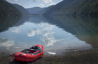 Austria, Carinthia, Weissensee, empty inflatable boat - EJWF00882