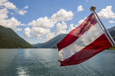 Österreich, Kärnten, Österreichische Flagge auf Boot auf dem Weissensee - EJWF00883