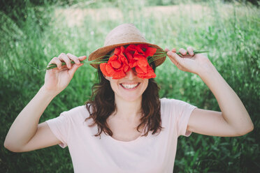 Frau hält einen Strauß roter Mohnblumen im Frühling - GEMF02067