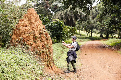 Uganda, Entebbe Botanic Gardens, Tourist fotografiert - REAF00329