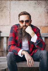 Porträt eines Mannes mit Bart und Sonnenbrille - ISF09665