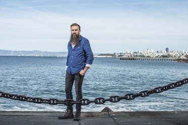 Mann mit Bart, stehend am Port Point, San Francisco, Kalifornien, USA - ISF09668