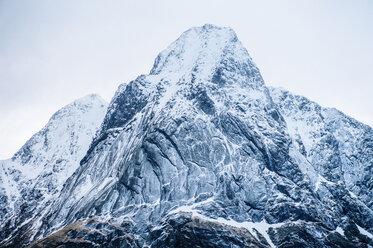 Detailaufnahme eines schneebedeckten Berges, Reine, Lofoten, Norwegen - ISF09670