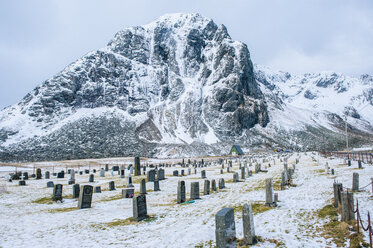 Friedhof im Schnee, Reine, Lofoten, Norwegen - ISF09678