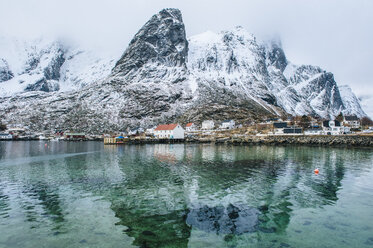 Gebäude und schneebedeckte Berge, Reine, Lofoten, Norwegen - ISF09679