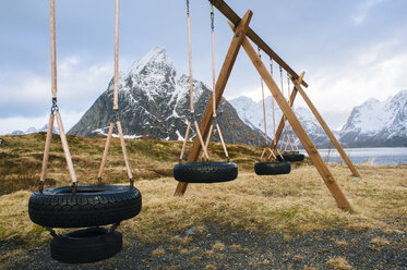 Leere Reifenschaukeln, Reine, Lofoten, Norwegen - ISF09681