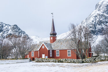 Traditionelle Kirche, Reine, Lofoten, Norwegen - ISF09685