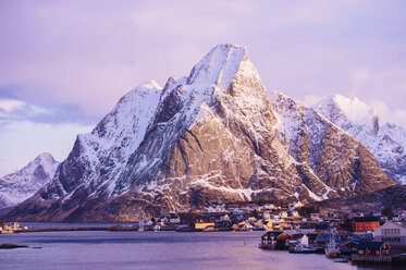 Das Fischerdorf Reine, Lofoten, Norwegen - ISF09686