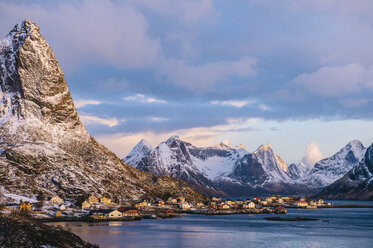 Schneebedeckte Berge, Reine, Lofoten, Norwegen - ISF09687