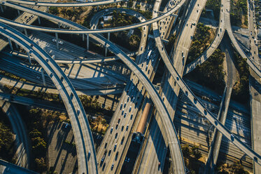 Luftaufnahme von gebogenen Überführungen und Autobahnen, Los Angeles, Kalifornien, USA - ISF09702