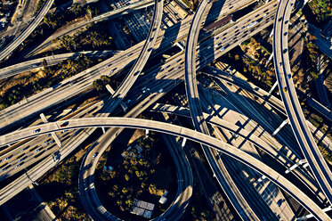 Luftaufnahme von sonnenbeschienenen kurvenreichen Überführungen und Autobahnen, Los Angeles, Kalifornien, USA - ISF09704