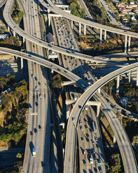 Luftaufnahme von mehrspurigen Autobahnen und gebogenen Überführungen, Los Angeles, Kalifornien, USA - ISF09706