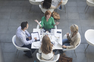 Blick von oben auf Geschäftsleute und Geschäftsfrauen, die sich zum Mittagessen auf einer Hotelterrasse treffen - ISF09713