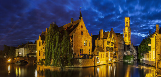 Grachtenufer und historische Gebäude bei Nacht, Brügge, Belgien - CUF31355