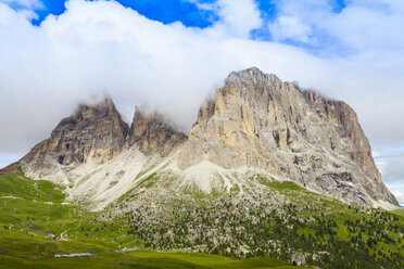Niedrige Wolke und Felsformation, Dolomiten, Italien - CUF31356