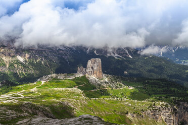 Felsformation und niedrige Wolken, Dolomiten, Italien - CUF31357