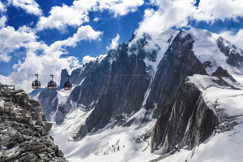 Blick von der Seilbahn über das schneebedeckte Tal am Mont blanc, Frankreich, in luftiger Höhe - CUF31359