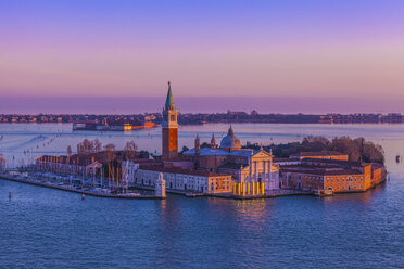 Erhöhter Blick auf eine Insel in der Lagune von Venedig bei Sonnenuntergang, Italien - CUF31366