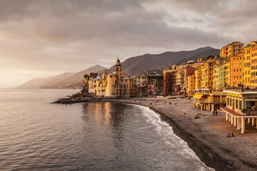 Erhöhte Ansicht von Strand und Hotels, Camogli, Ligurien, Italien - CUF31378