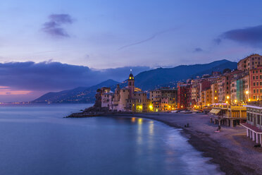 Blick auf Strand und Hotels in der Abenddämmerung, Camogli, Ligurien, Italien - CUF31379