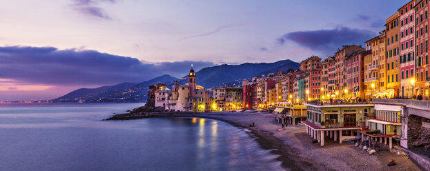 Panoramablick auf Strand und Hotels bei Sonnenuntergang, Camogli, Ligurien, Italien - CUF31380