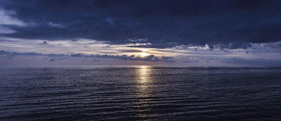Panoramablick auf das Meer in der Morgendämmerung, Camogli, Ligurien, Italien - CUF31381