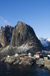 Landschaft mit Häusern am Wasser und Bergen, Hamnoy, Lofoten-Inseln, Norwegen - CUF31383