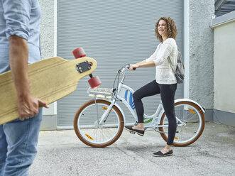 Mann und Frau mit Skateboard und Fahrrad - CVF00794