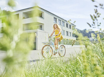 Junge Frau fährt Fahrrad - CVF00805