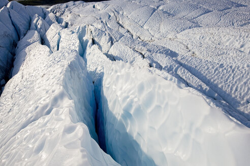 USA, Alaska, Gletscherspalte am Matanuska-Gletscher - CVF00815