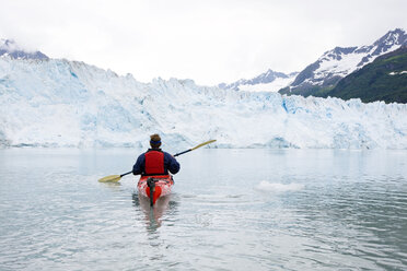 USA, Alaska, Valdez, Mann in Kanu auf Gletschersee - CVF00816