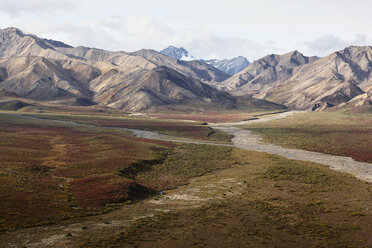 USA, Alaska, Denali National Park, Alaska Range in autumn - CVF00823