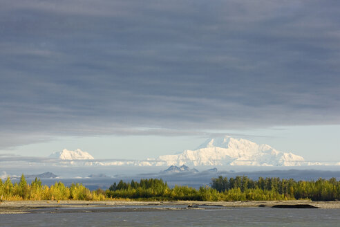 USA, Alaska, Mt. McKinley von der Denali Road aus gesehen im Herbst - CVF00834