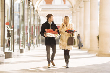 Junges Paar mit Weihnachtsgeschenken in Covent Garden, London, UK - CUF31675