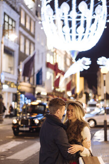 Romantisches junges Paar in der New Bond Street zu Weihnachten, London, UK - CUF31769
