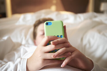 Nahaufnahme von Teenager-Jungen Hände halten Smartphone auf dem Bett - CUF31818