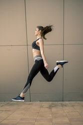 Sportliche Frau beim Springen - ACPF00030