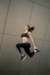 Sportliche Frau beim Springen - ACPF00031