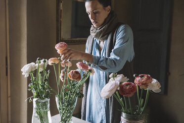 Frau arrangiert frische Blumen - ALBF00465